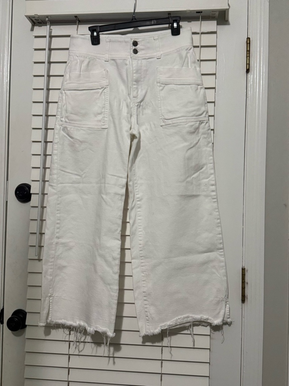 High-Rise White Wide-Leg Crop Jeans with Patch Pockets